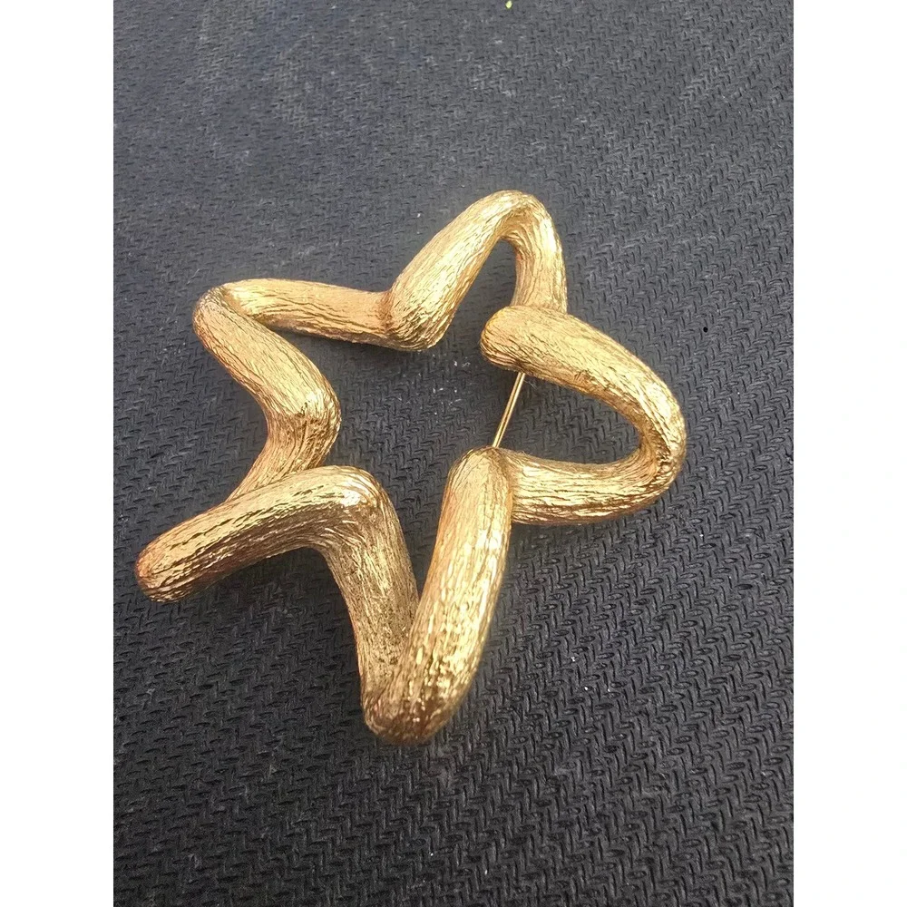 St.‎ John Vintage Textured Gold Tone Open Star Brooch Pin